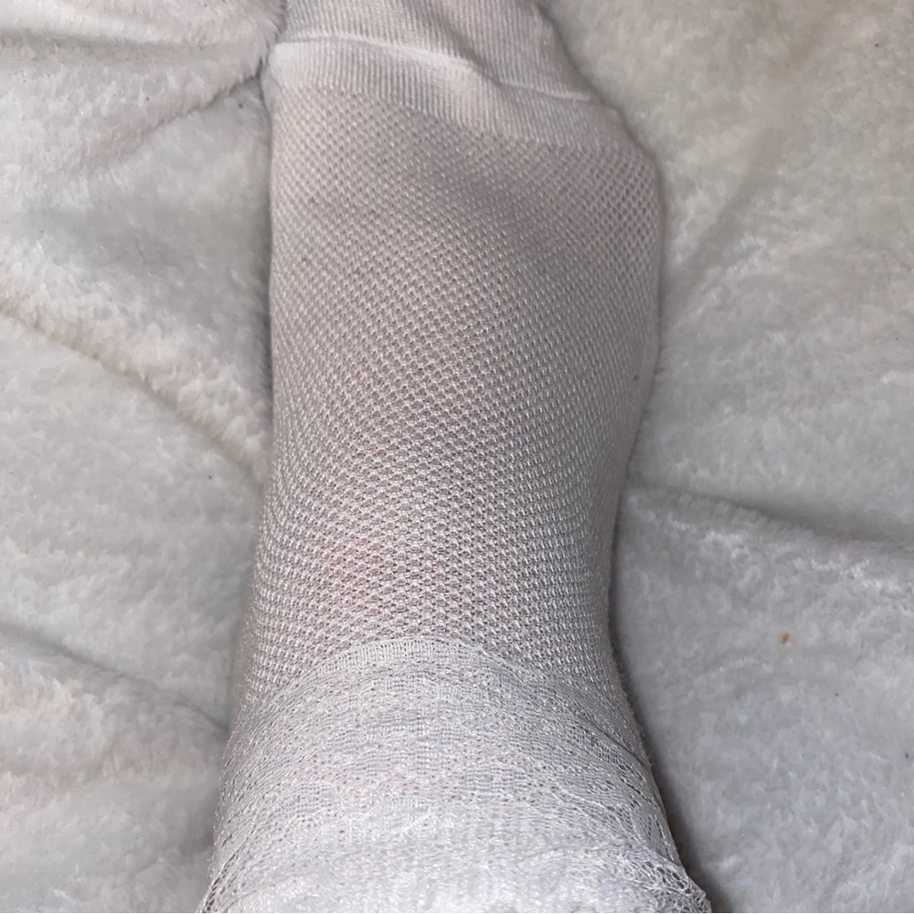 Frilly lace ankle socks
